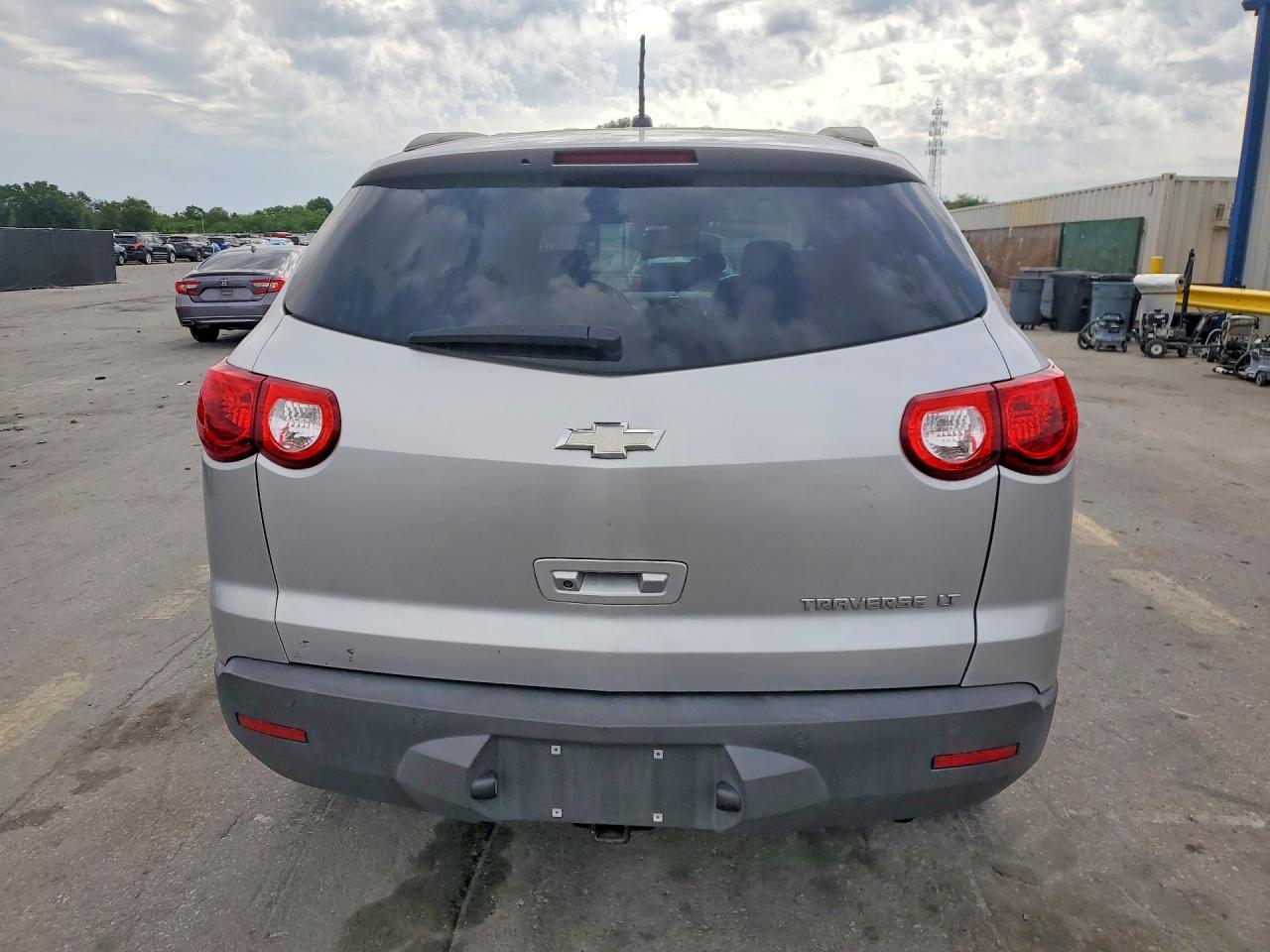 2010 Chevrolet Traverse - Image 6