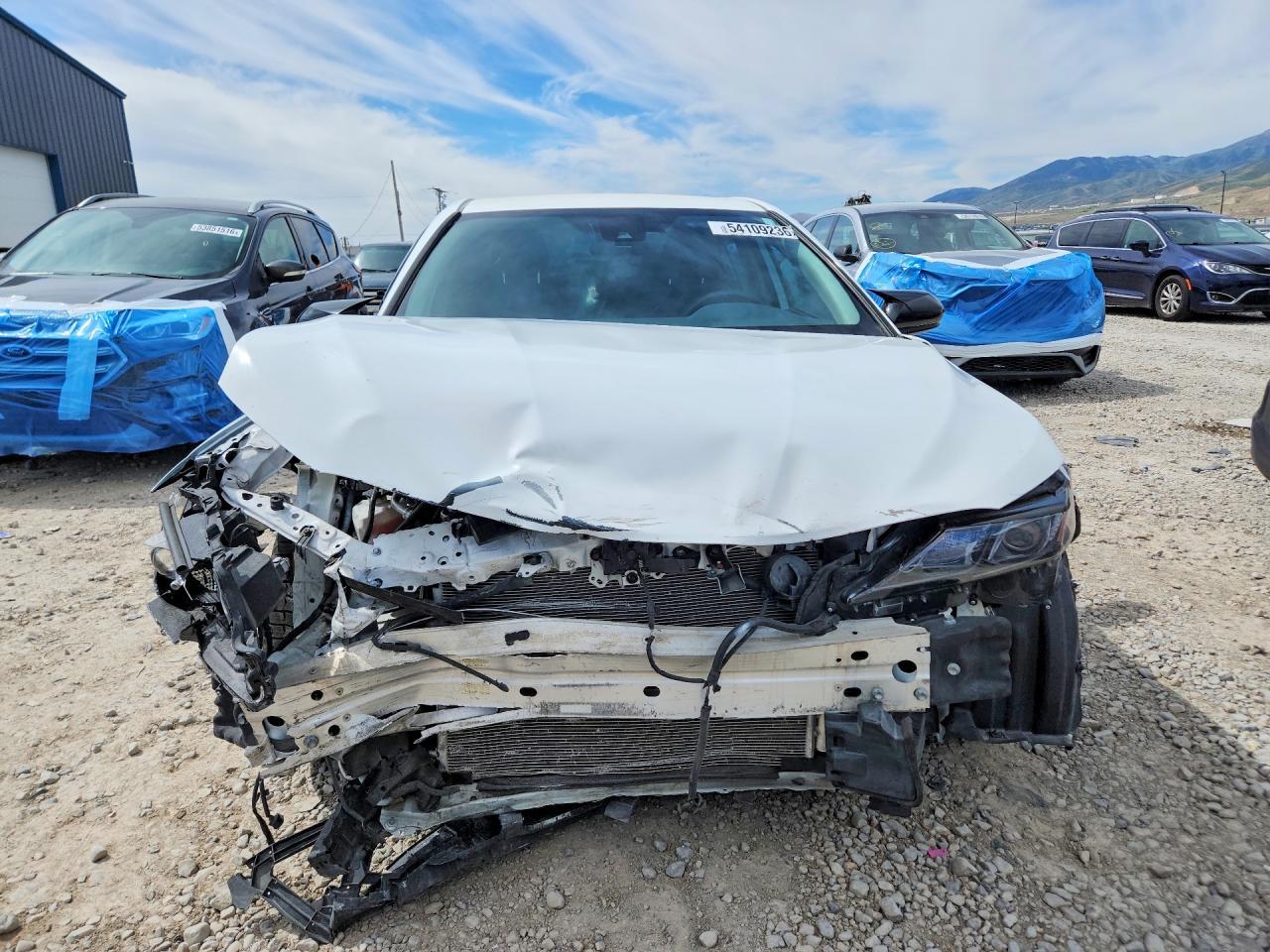 2020 Toyota Camry Le - Фото 5