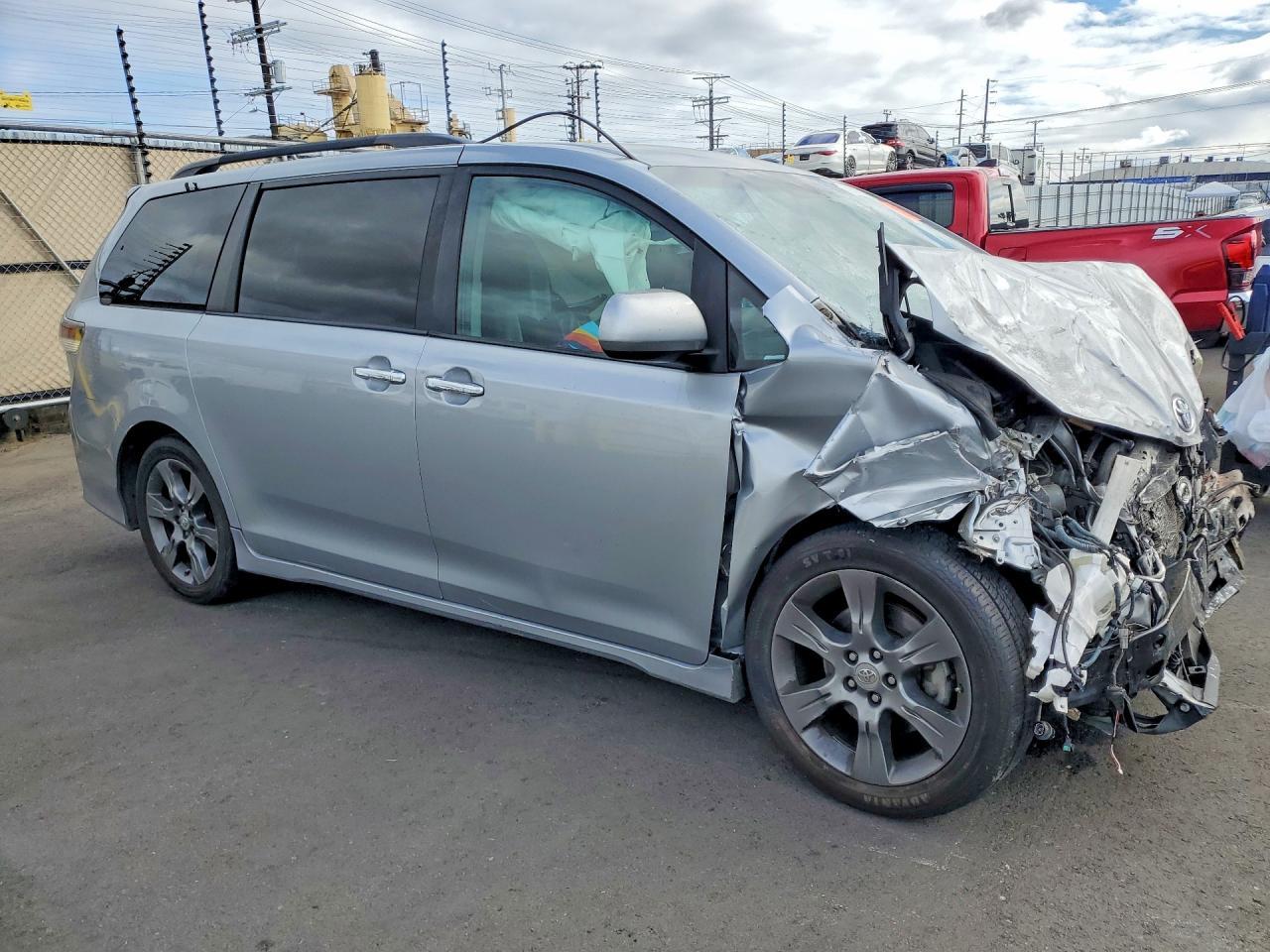 2015 Toyota Sienna Sport - Фото 4