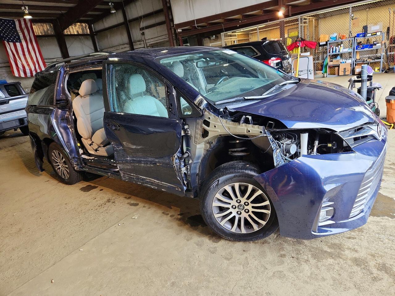 2018 Toyota Sienna Xle 8-Passenger - Фото 4