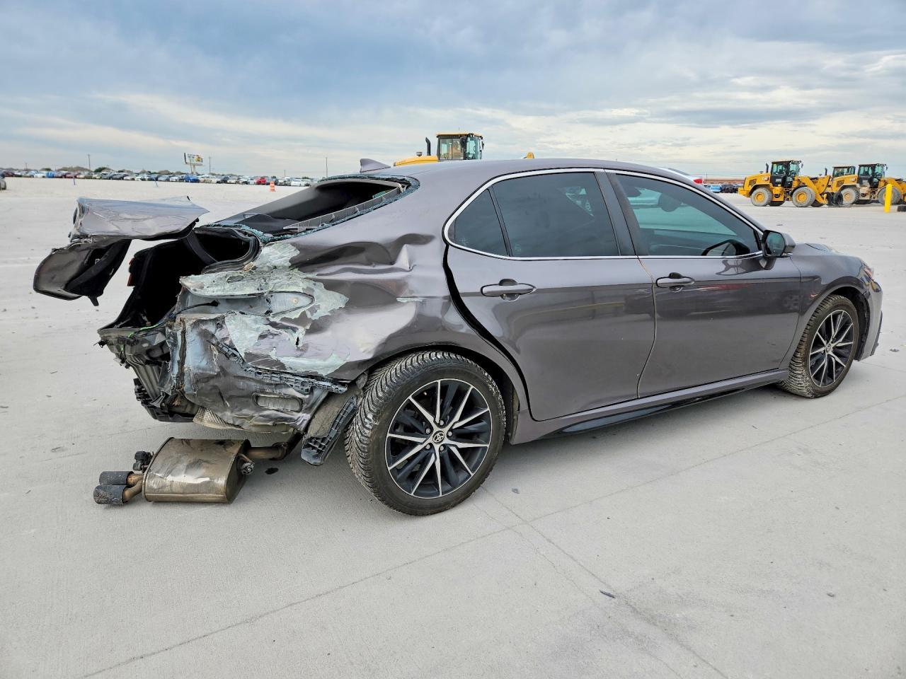 2022 Toyota Camry Se - Фото 3