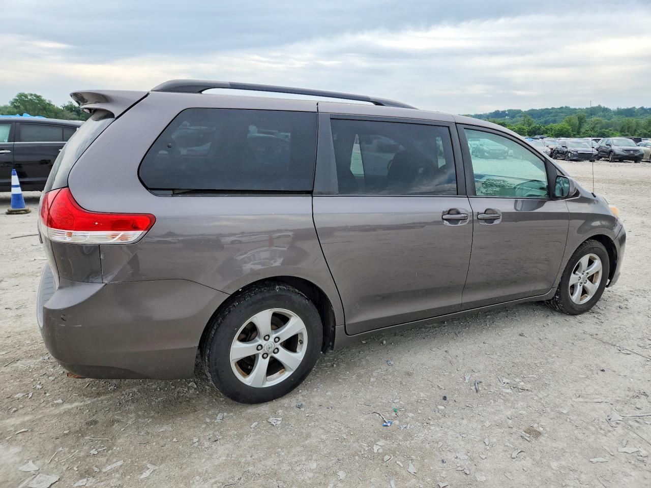 2011 Toyota Sienna Le - Фото 3