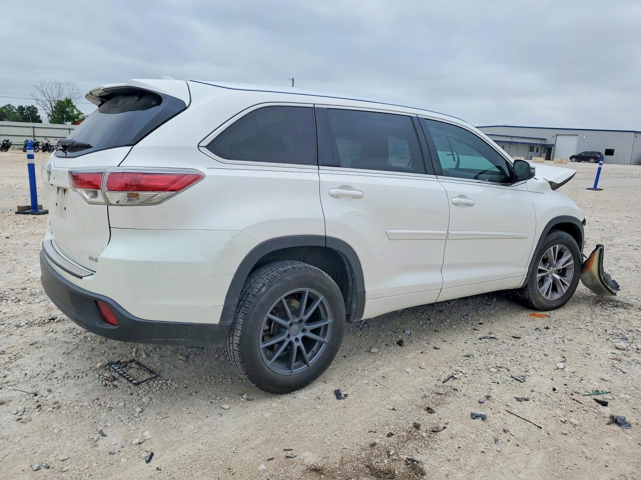 2015 Toyota Highlander Xle - Image 3
