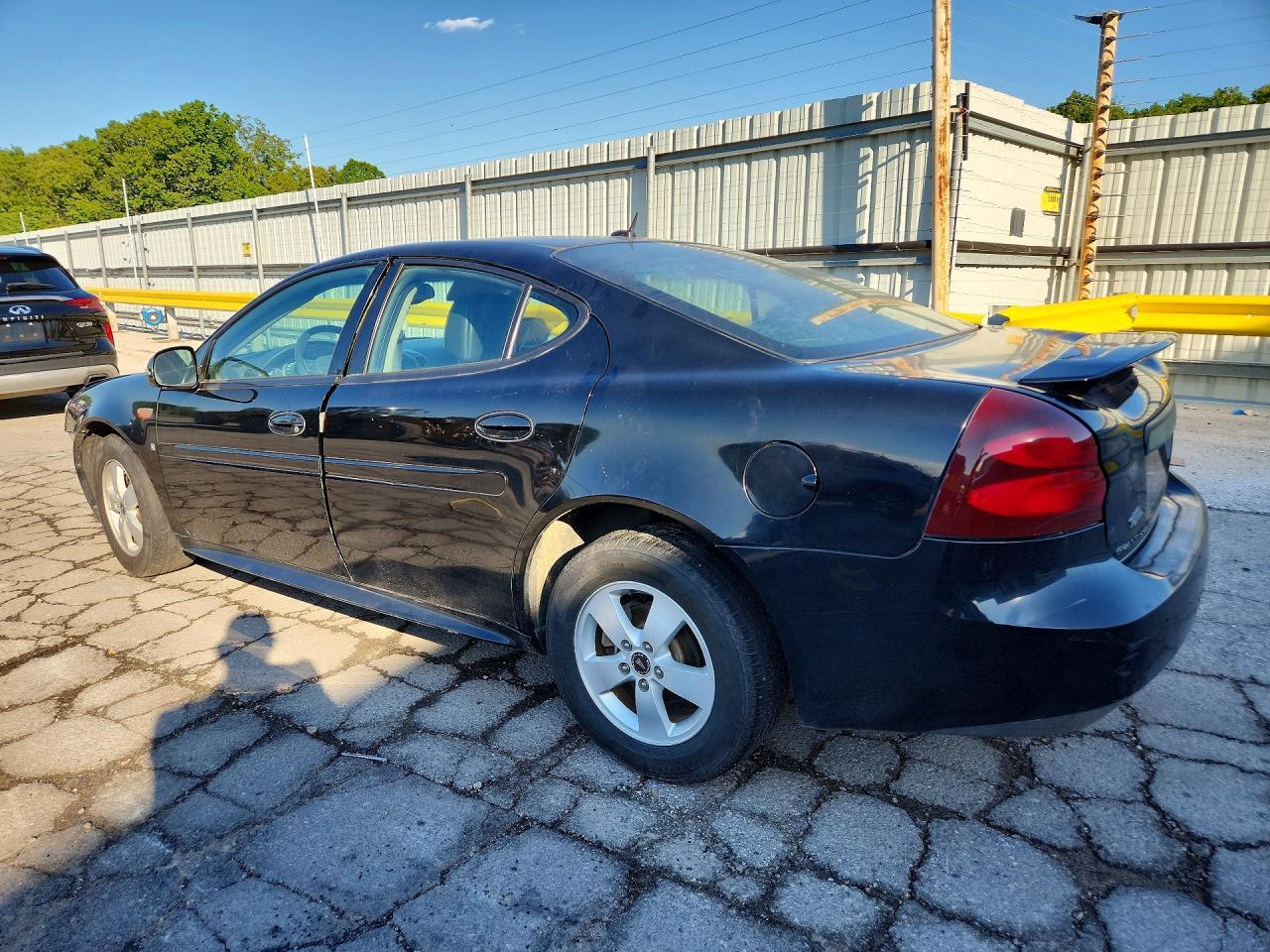 2006 Pontiac Grand Prix - Image 2