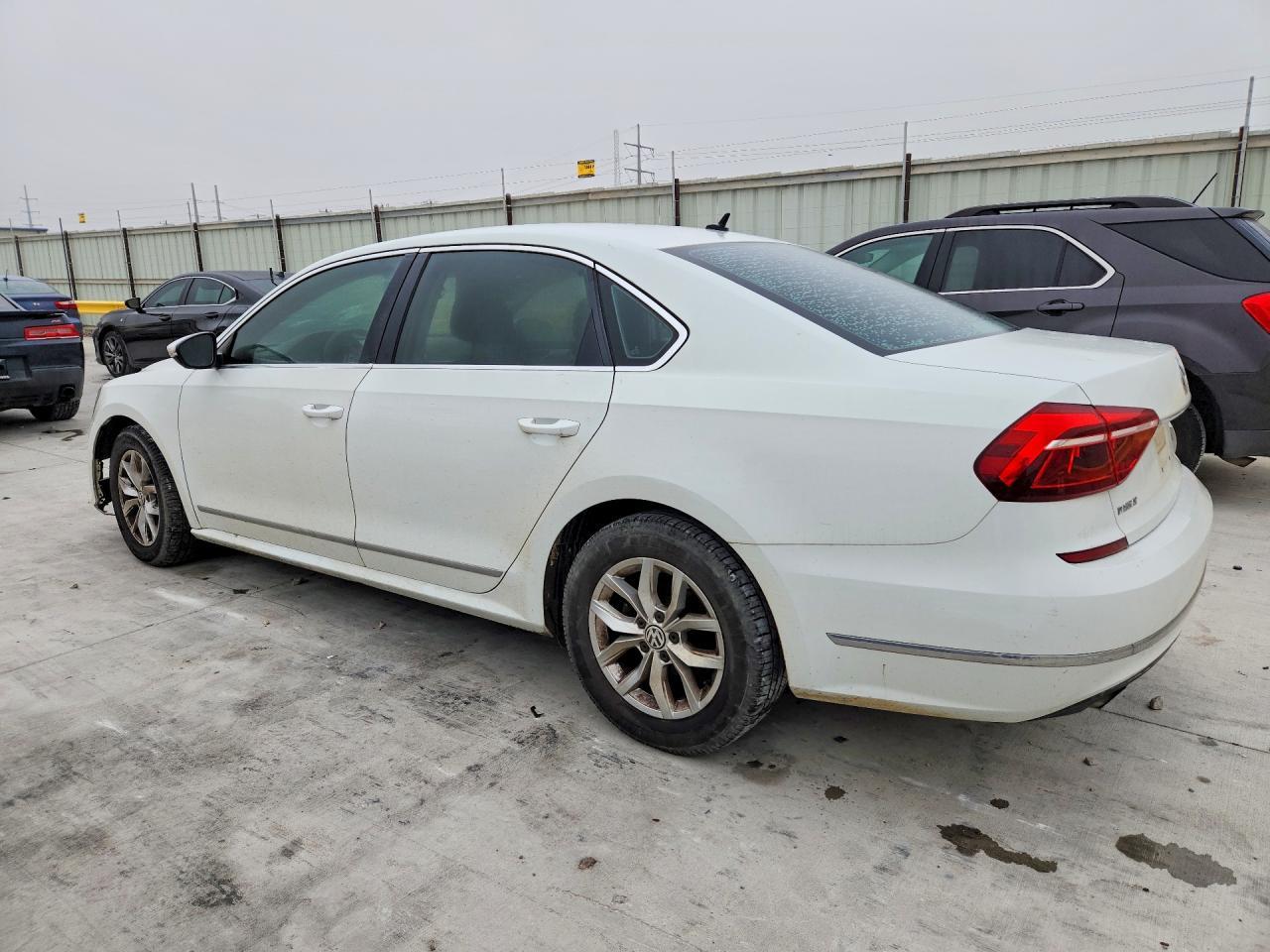 2017 Volkswagen Passat S - Фото 2