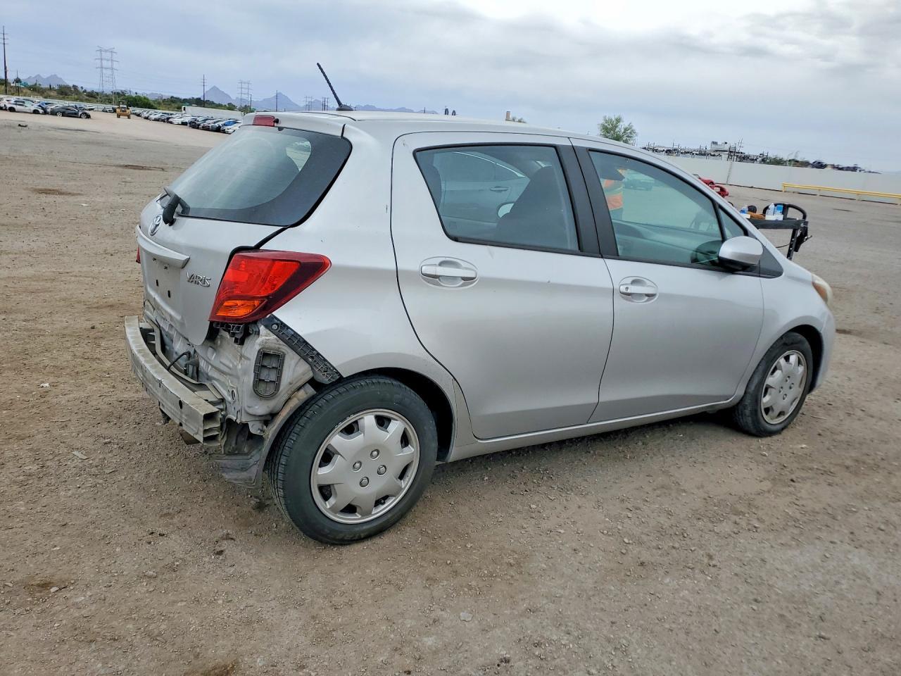 2017 Toyota Yaris 5-Door L Fleet - Фото 3