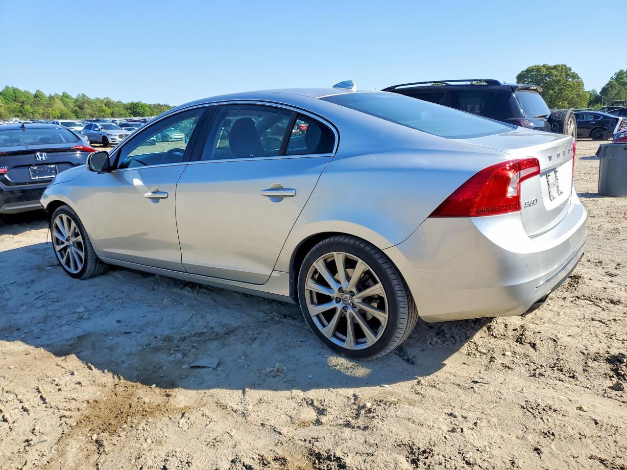 2016 Volvo S60 Platinum - Image 2