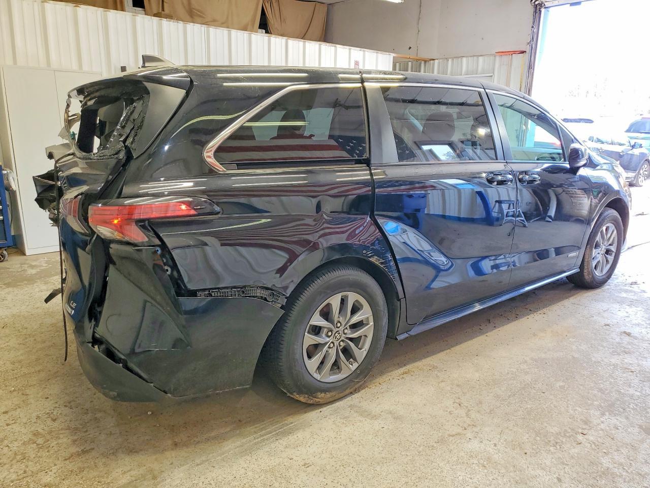 2021 Toyota Sienna Le - Фото 3