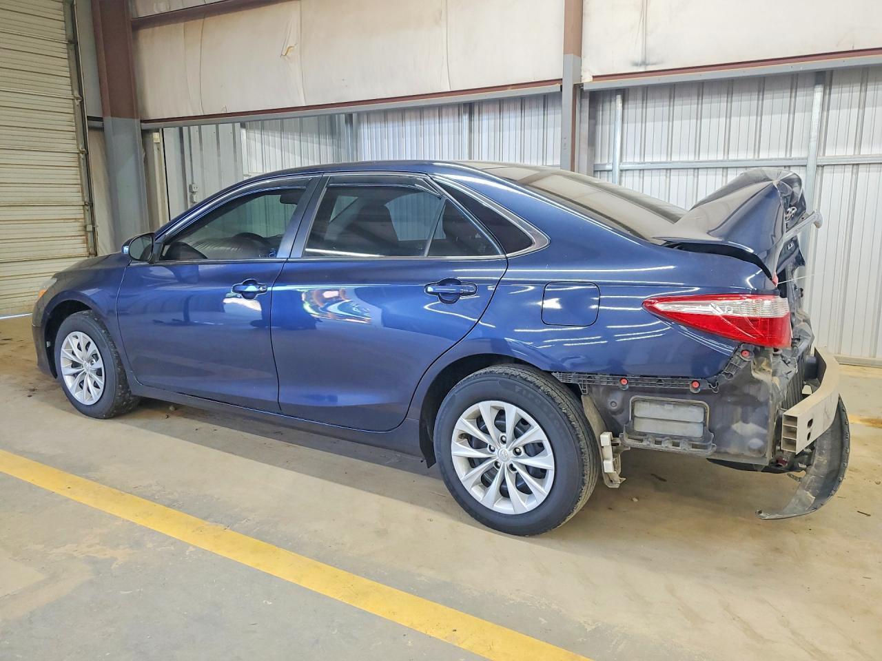2015 Toyota Camry Le - Фото 2