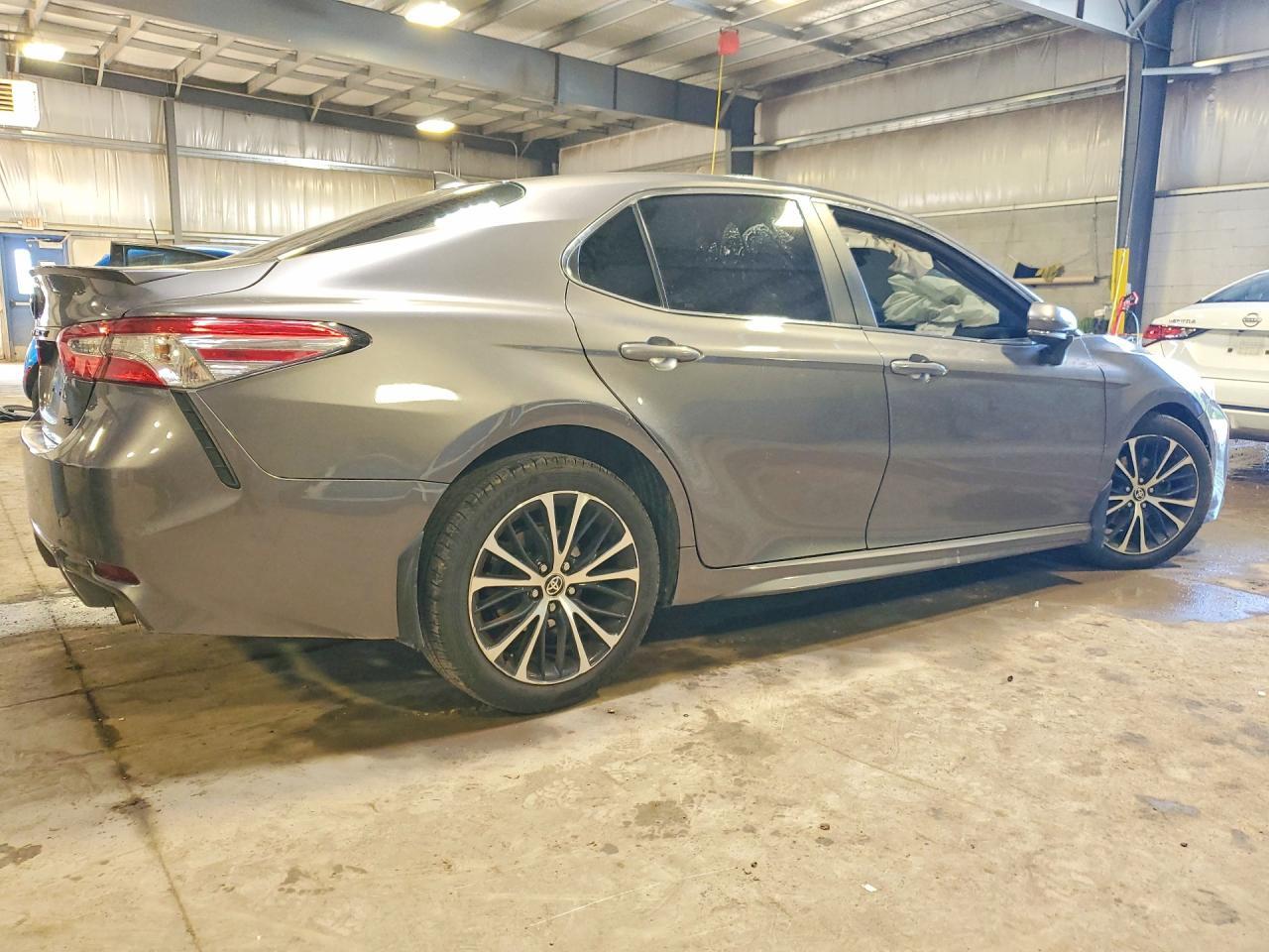 2020 Toyota Camry Se - Фото 3