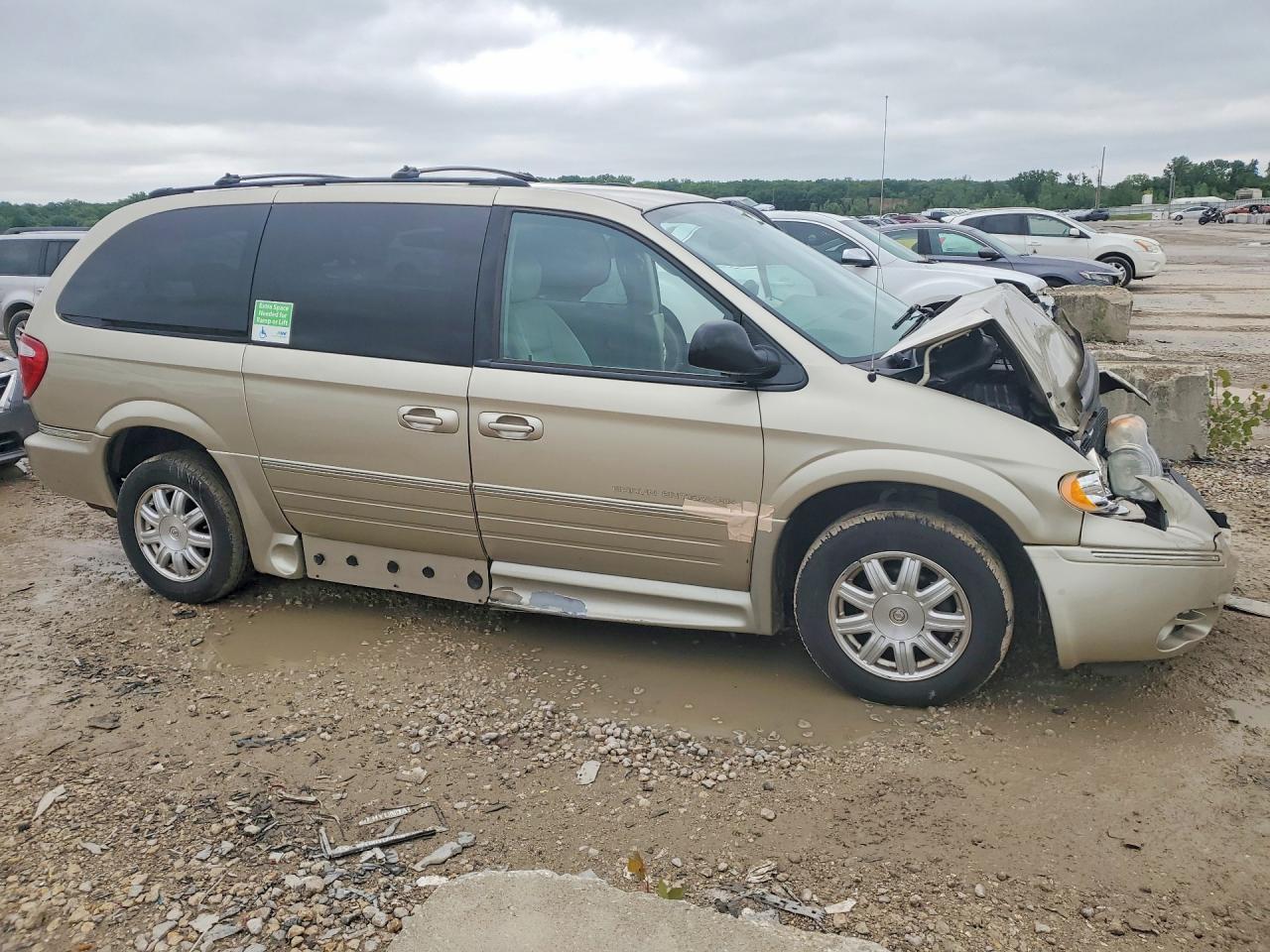2005 Chrysler Town & Country Touring - Image 4