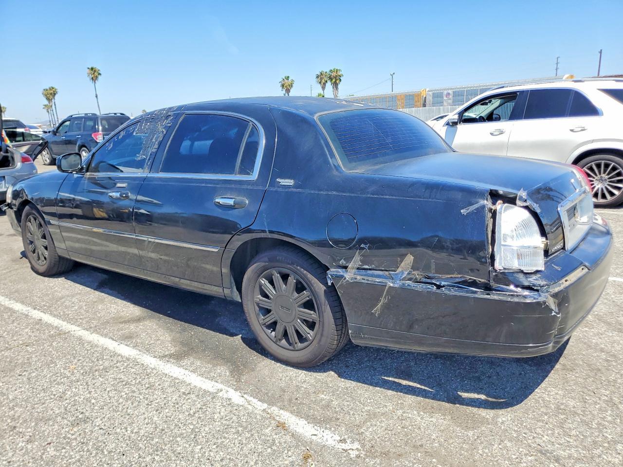 2010 Lincoln Town Car Signature Limited - Image 2