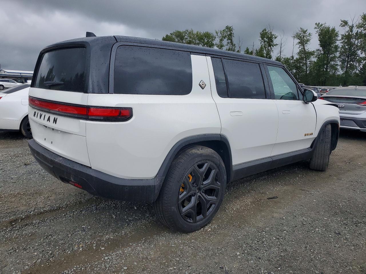 2026 Rivian R1S Premium - Image 3