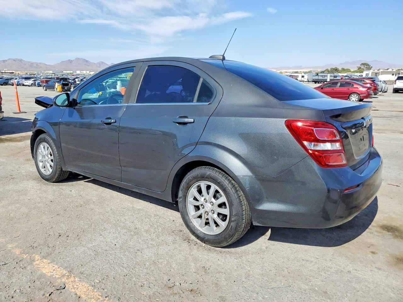 2017 Chevrolet Sonic Lt - Фото 2