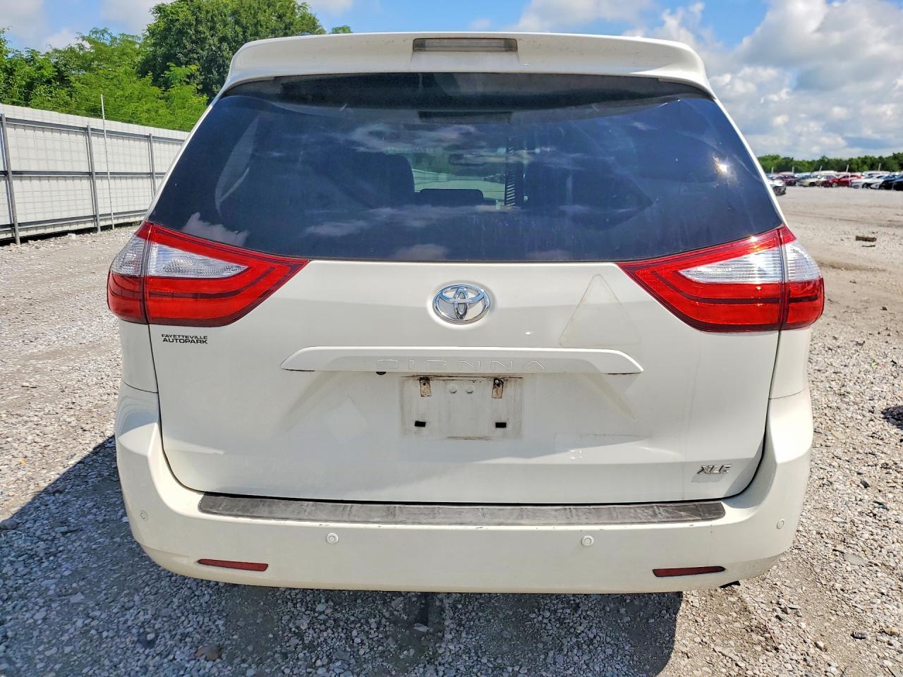2017 Toyota Sienna Xle Premium 8-Passenger - Фото 6