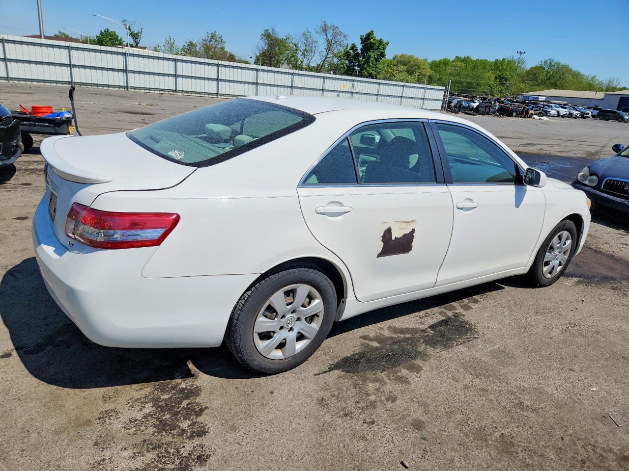 2010 Toyota Camry Le - Фото 3