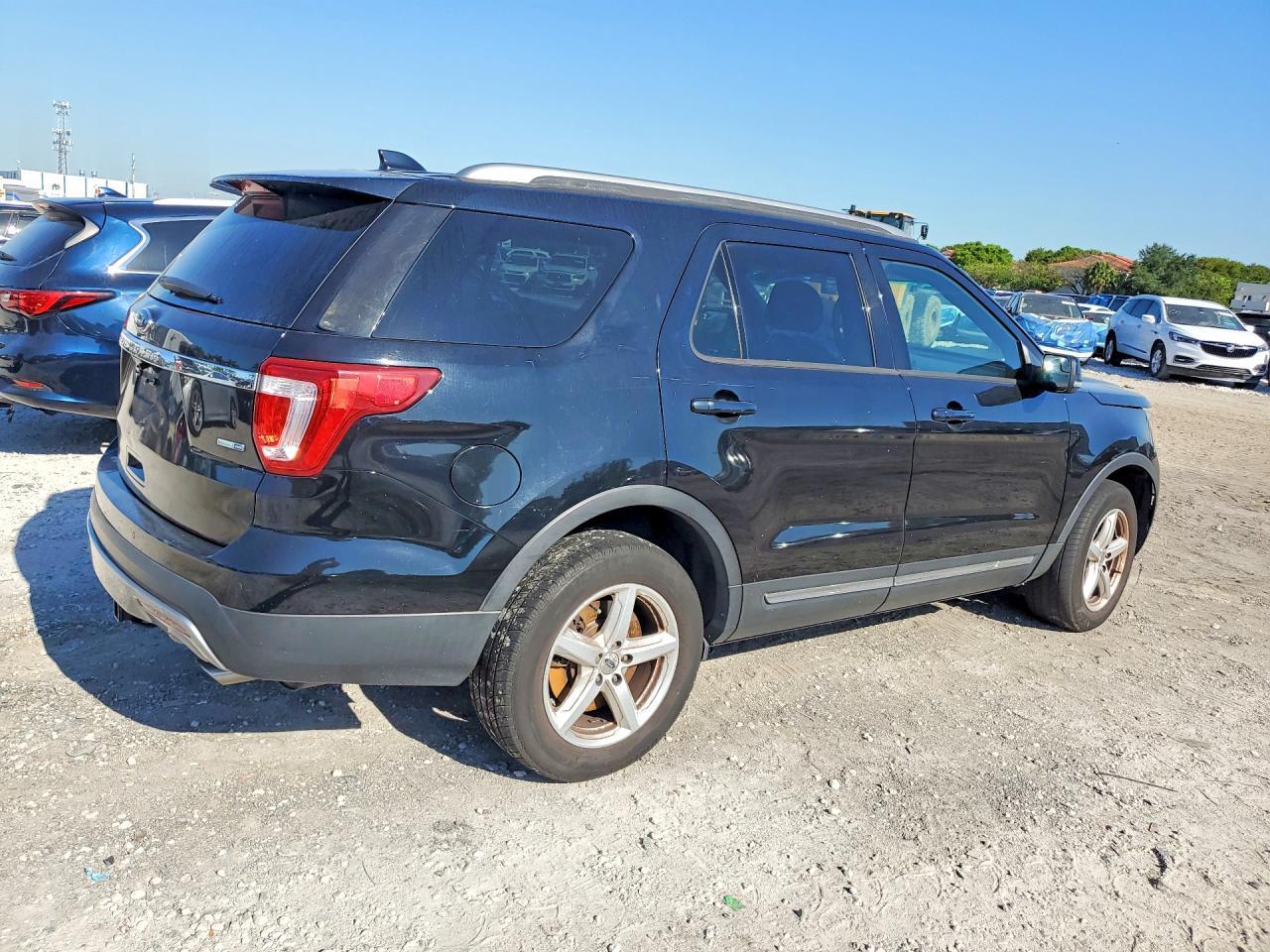 2016 Ford Explorer Xlt - Фото 3