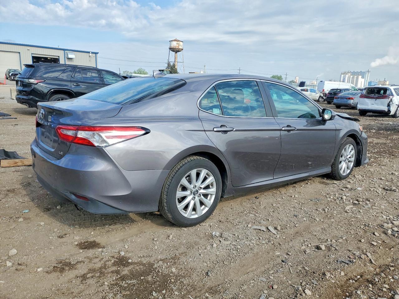 2019 Toyota Camry Le - Фото 3
