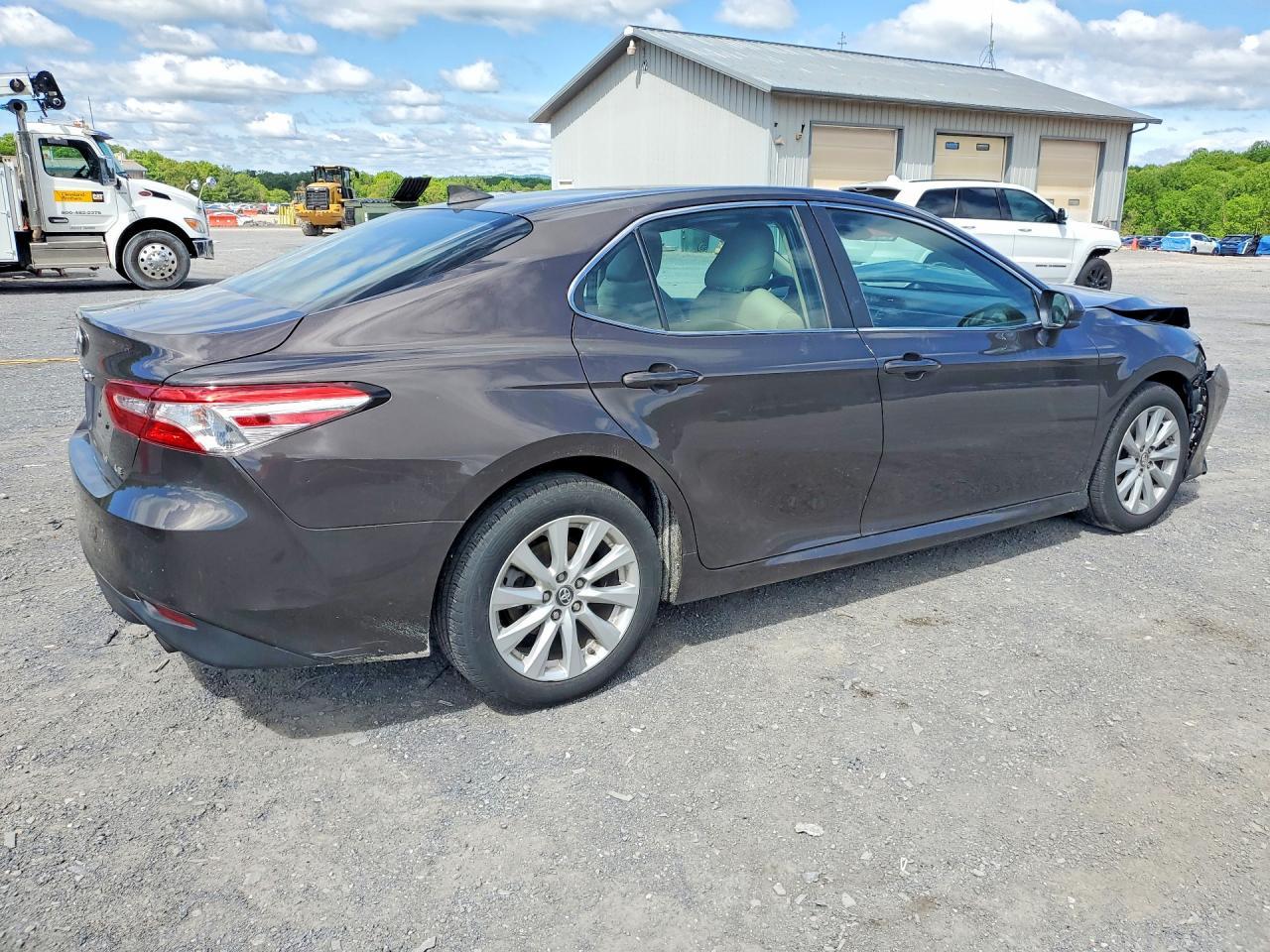 2019 Toyota Camry Le - Фото 3