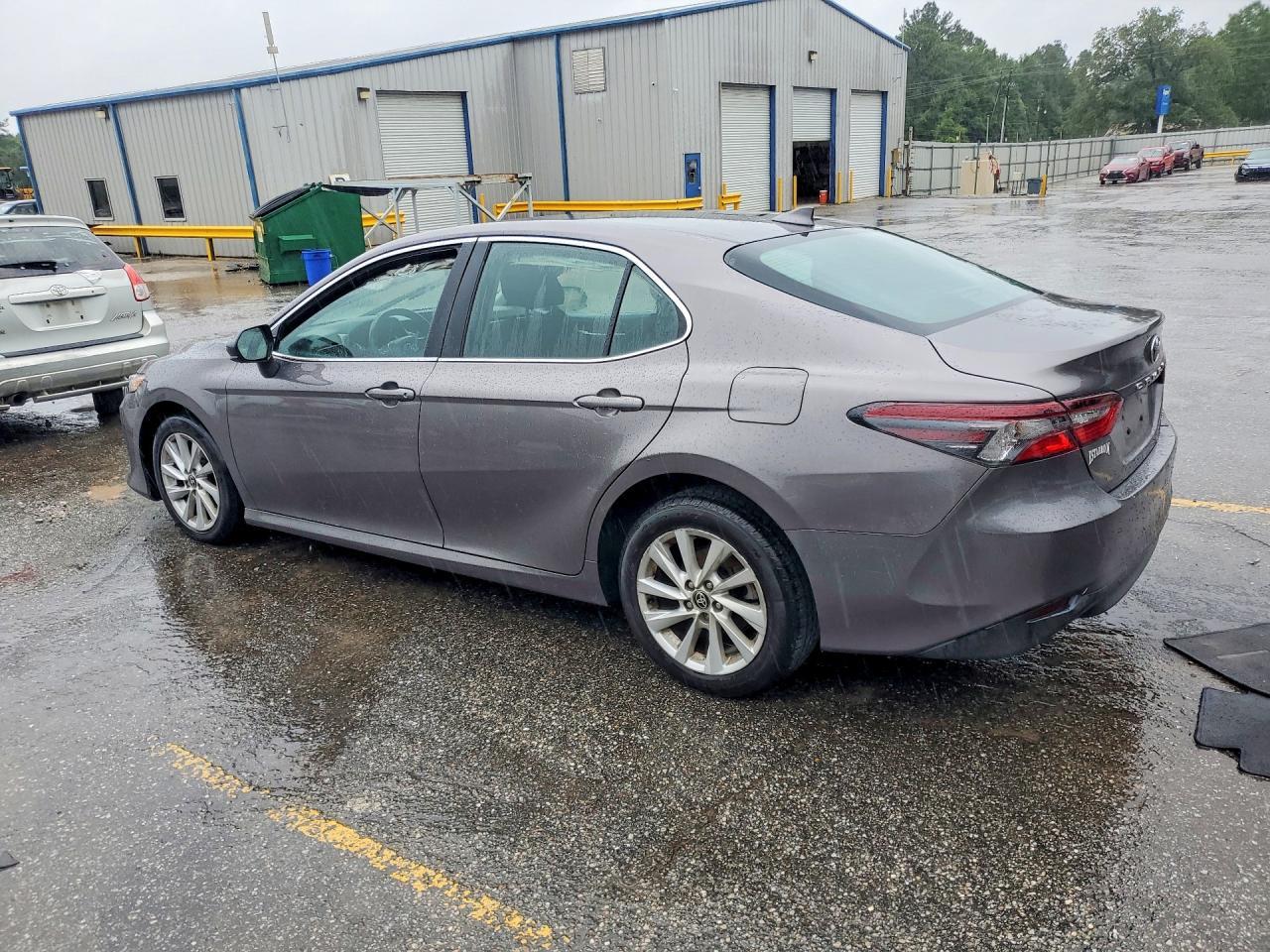 2021 Toyota Camry Le - Фото 2