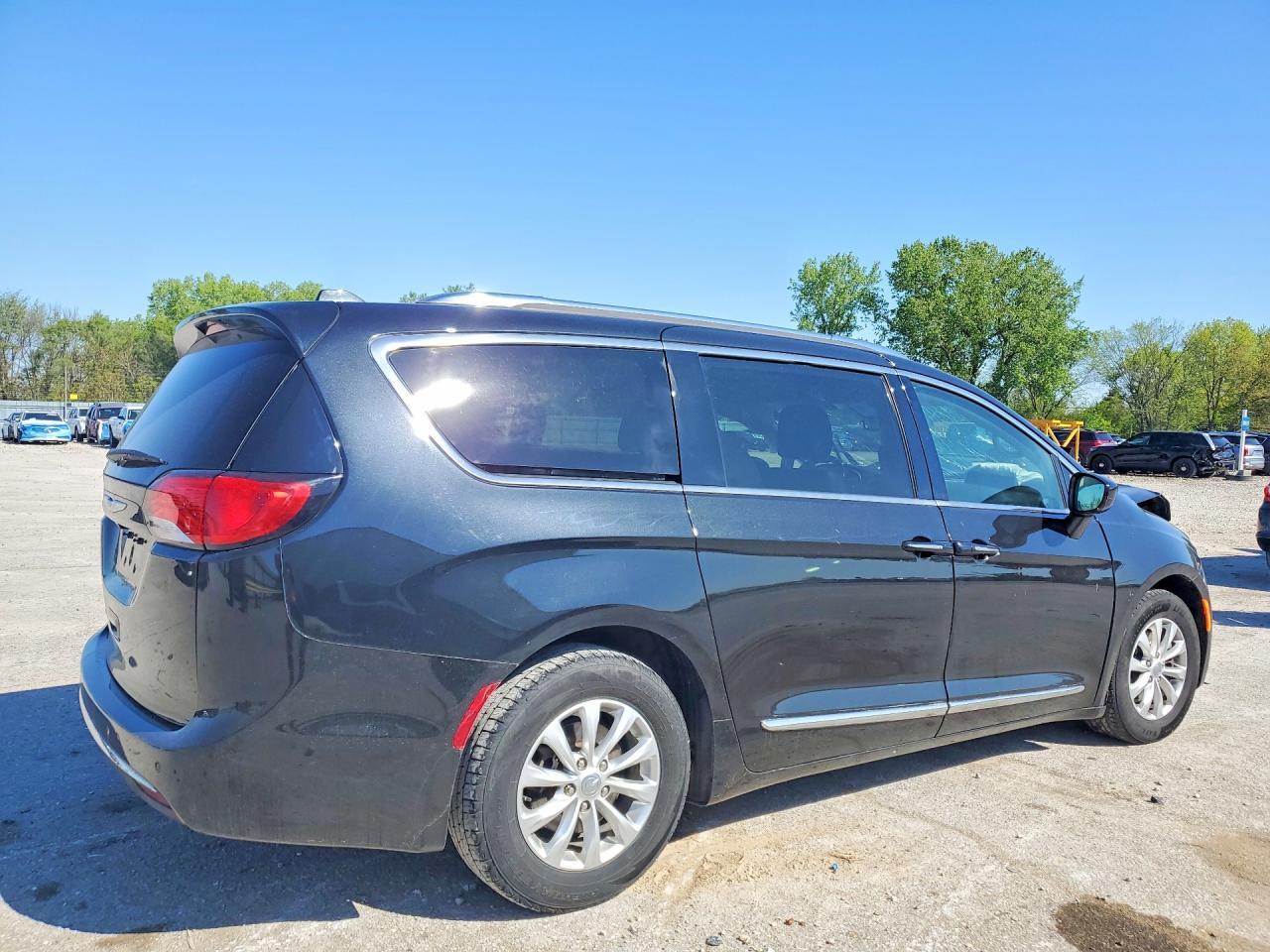 2018 Chrysler Pacifica Touring L - Фото 3
