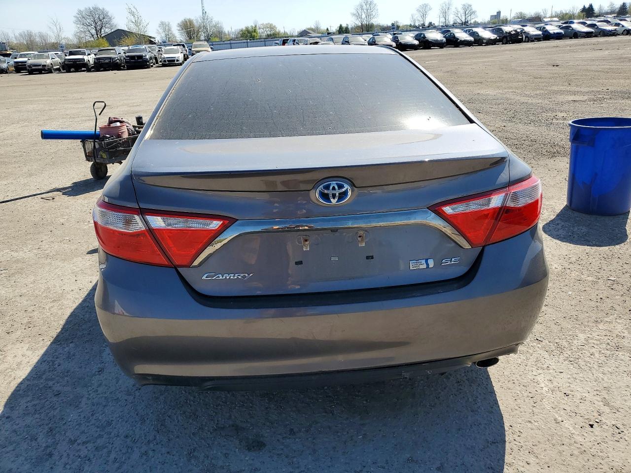 2017 Toyota Camry Hybrid Le - Image 6