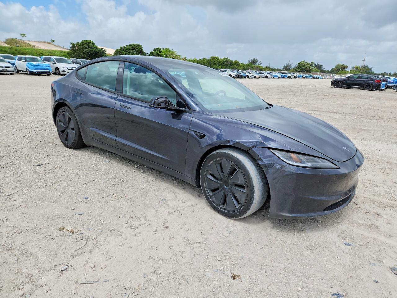 2025 Tesla Model 3 - Фото 4