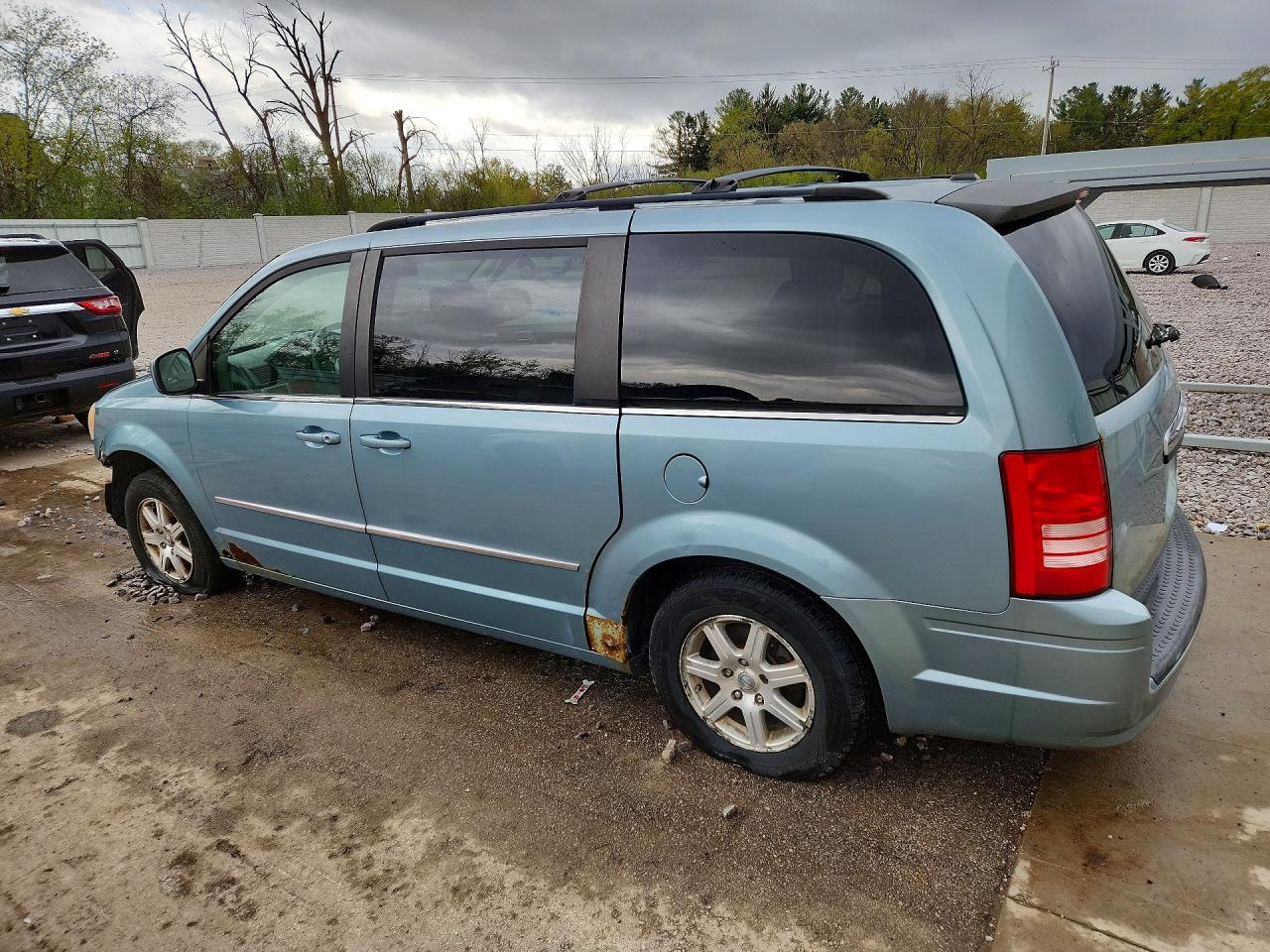 2009 Chrysler Town & Country Touring - Фото 2