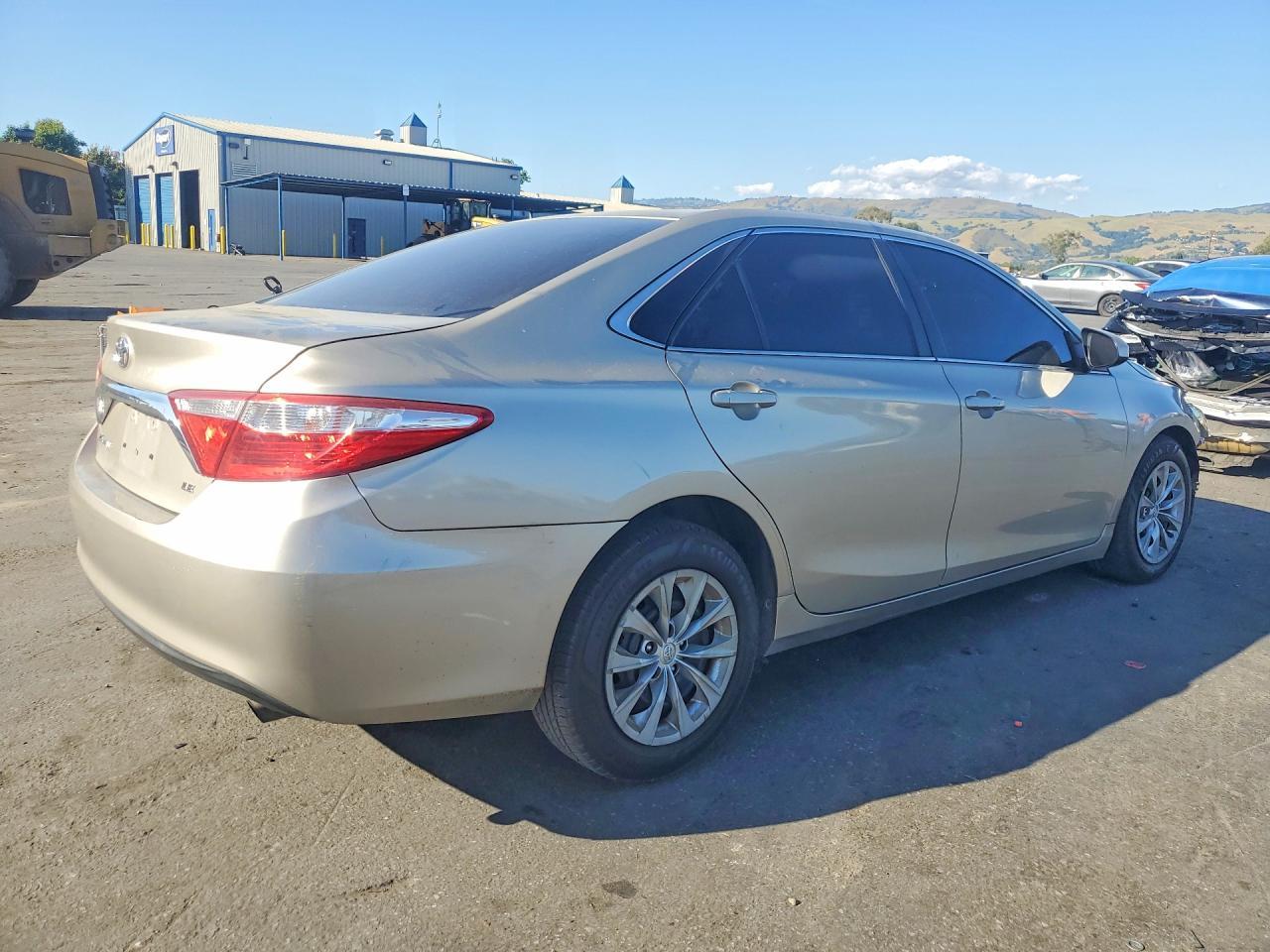 2016 Toyota Camry Le - Фото 3