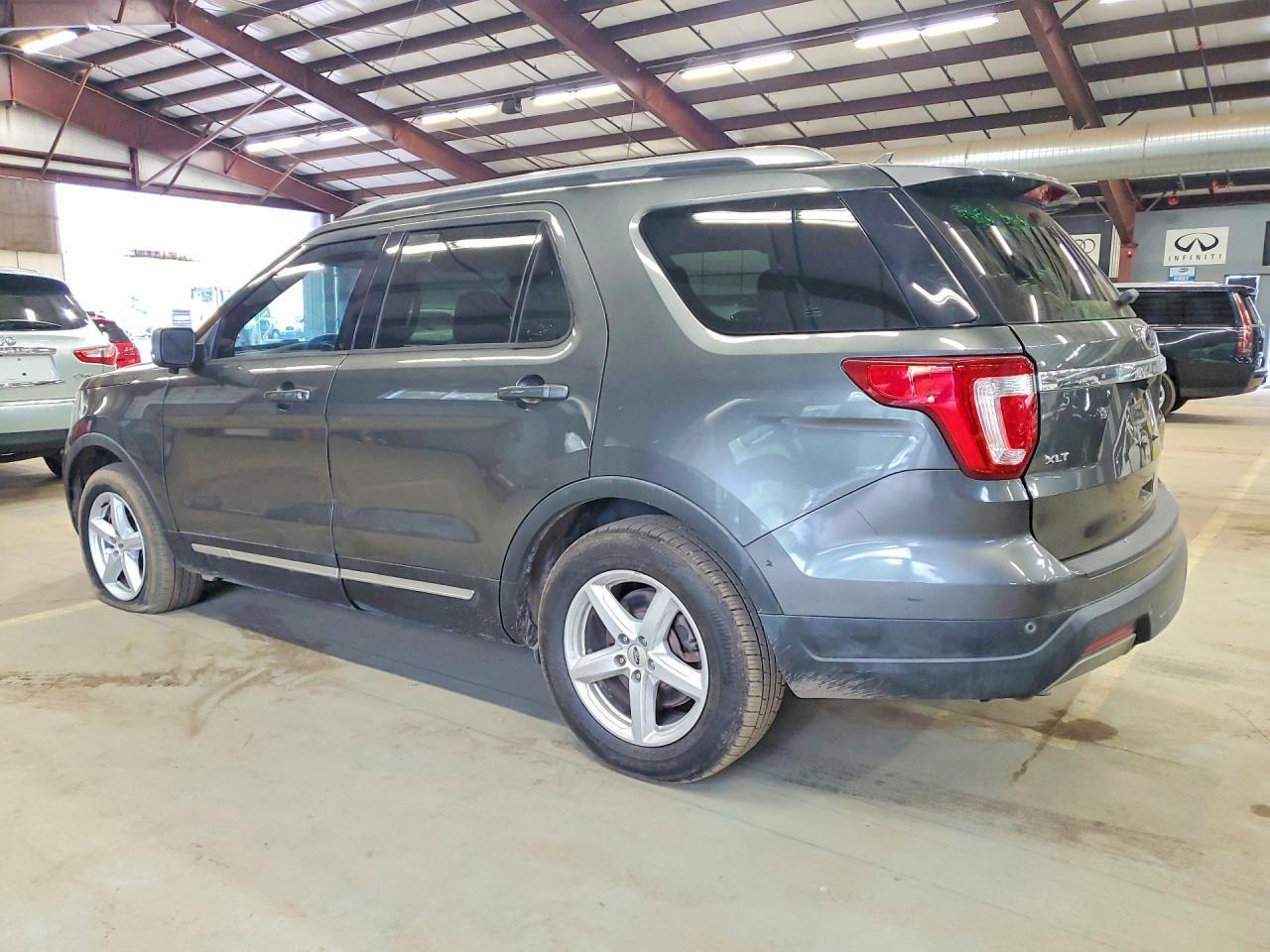2019 Ford Explorer Xlt - Фото 2