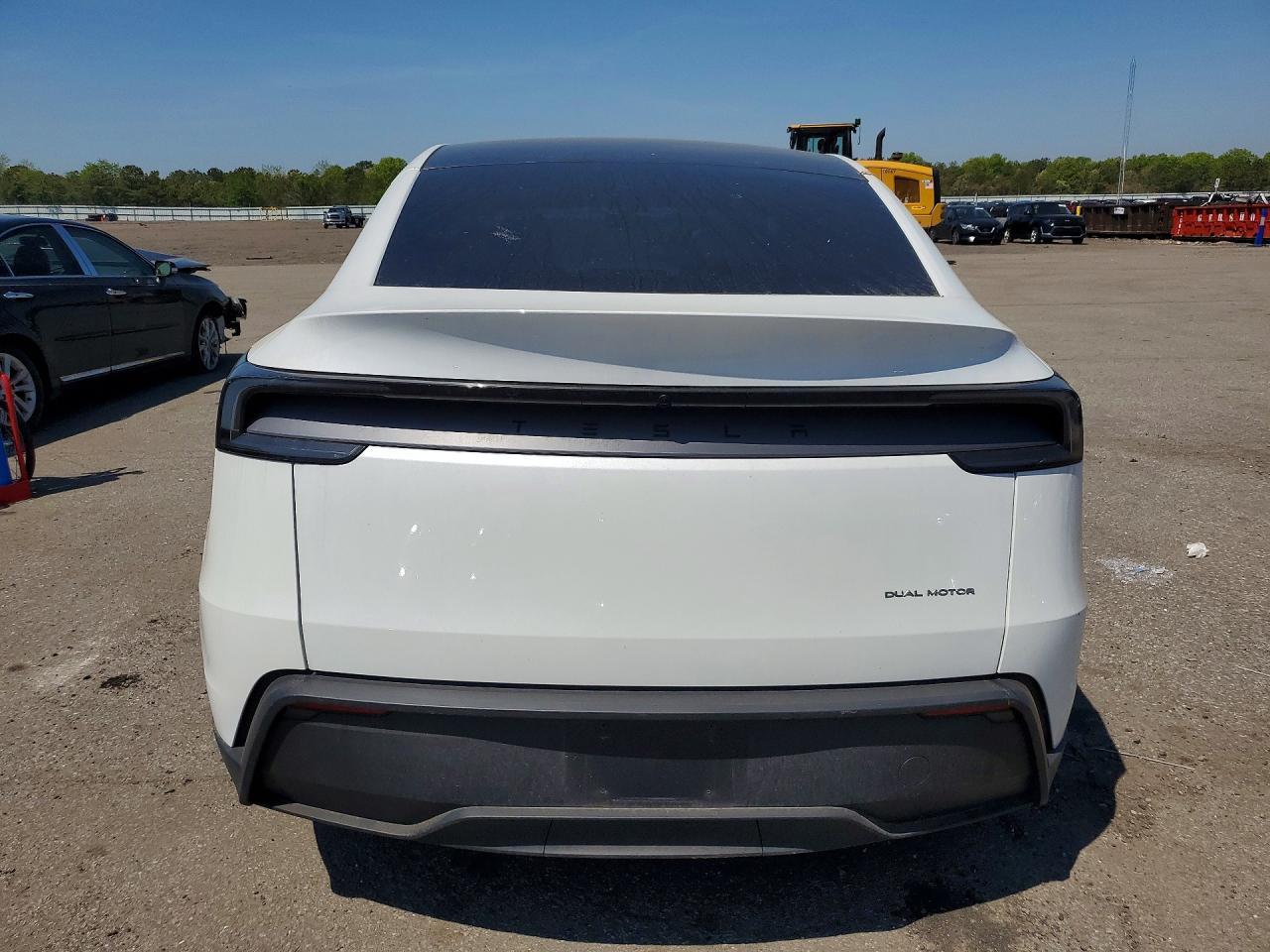 2026 Tesla Model Y - Фото 6