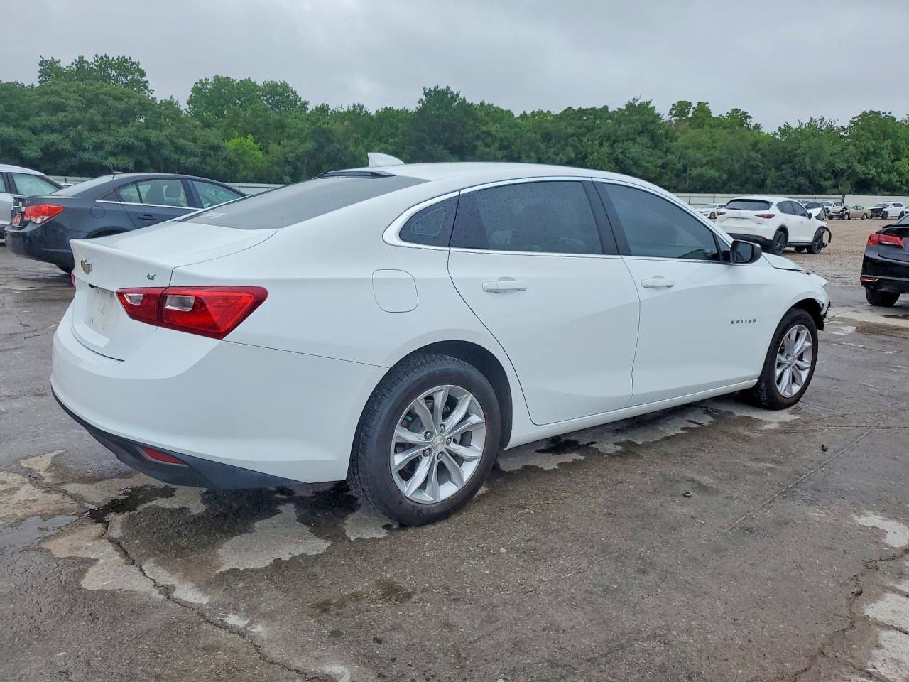 2023 Chevrolet Malibu - Image 3
