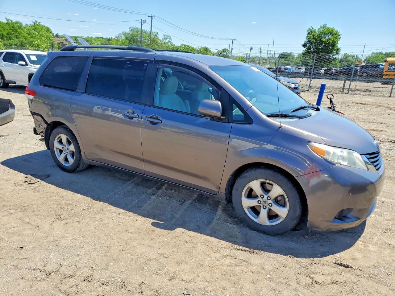 2012 Toyota Sienna Le - Фото 4