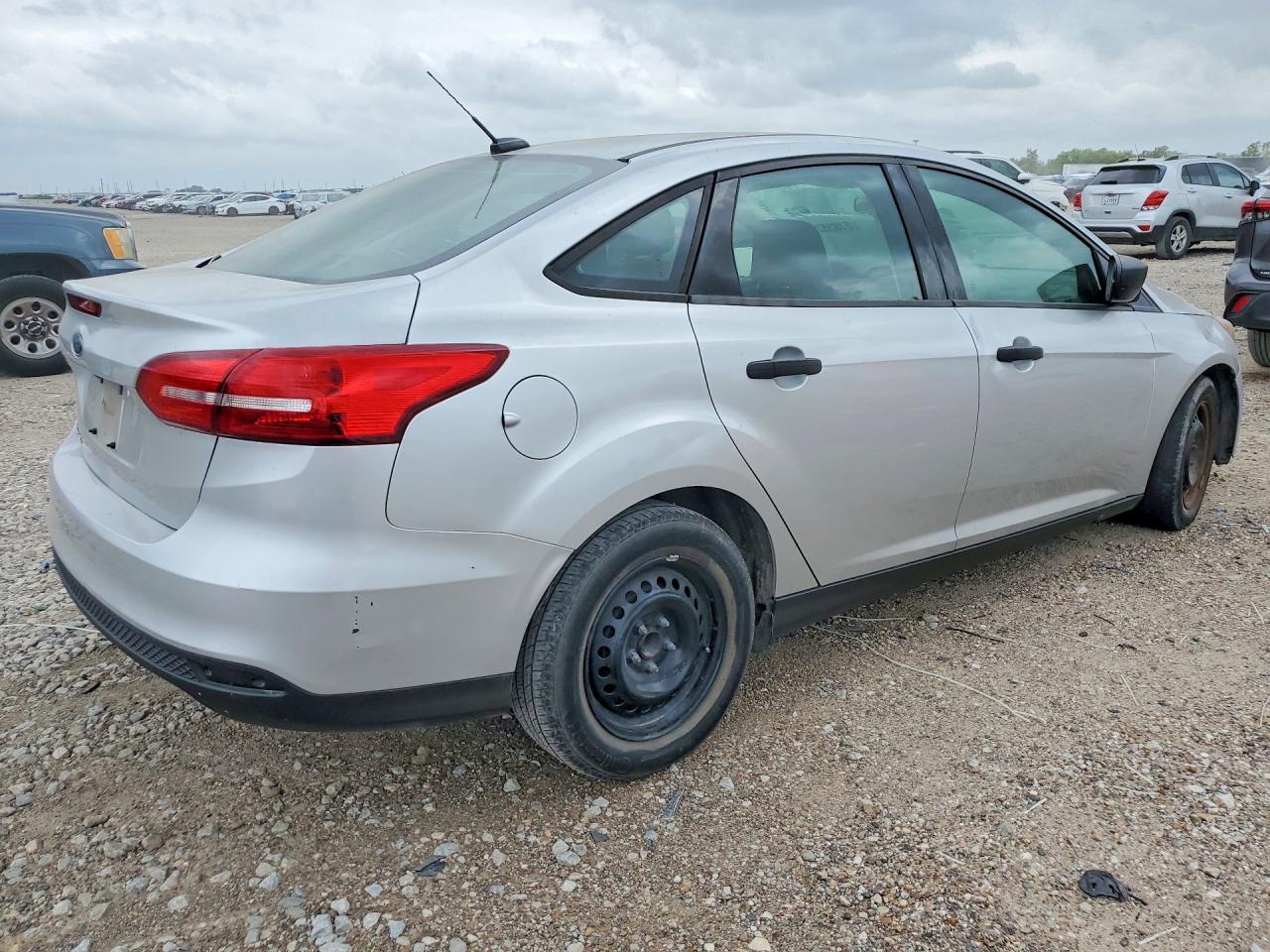 2017 Ford Focus S - Фото 3
