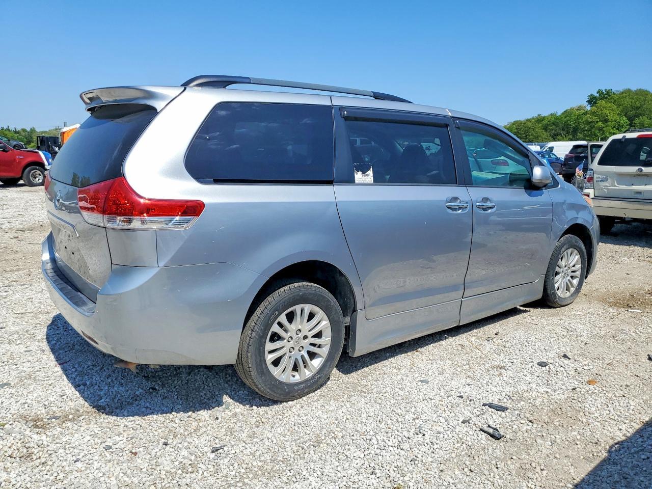 2011 Toyota Sienna Xle 8-Passenger - Фото 3