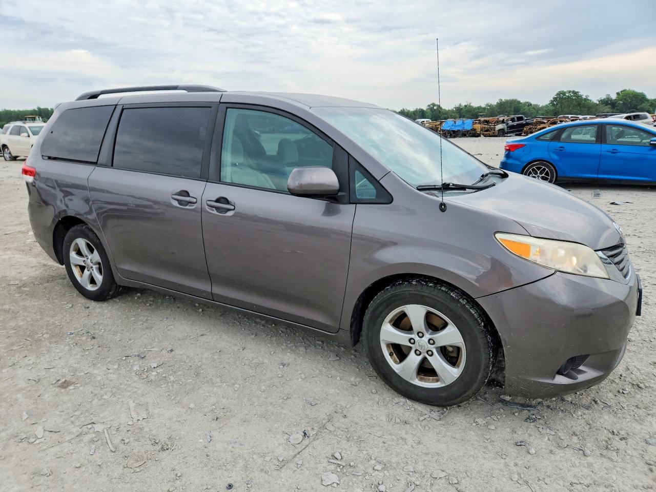 2011 Toyota Sienna Le - Фото 4