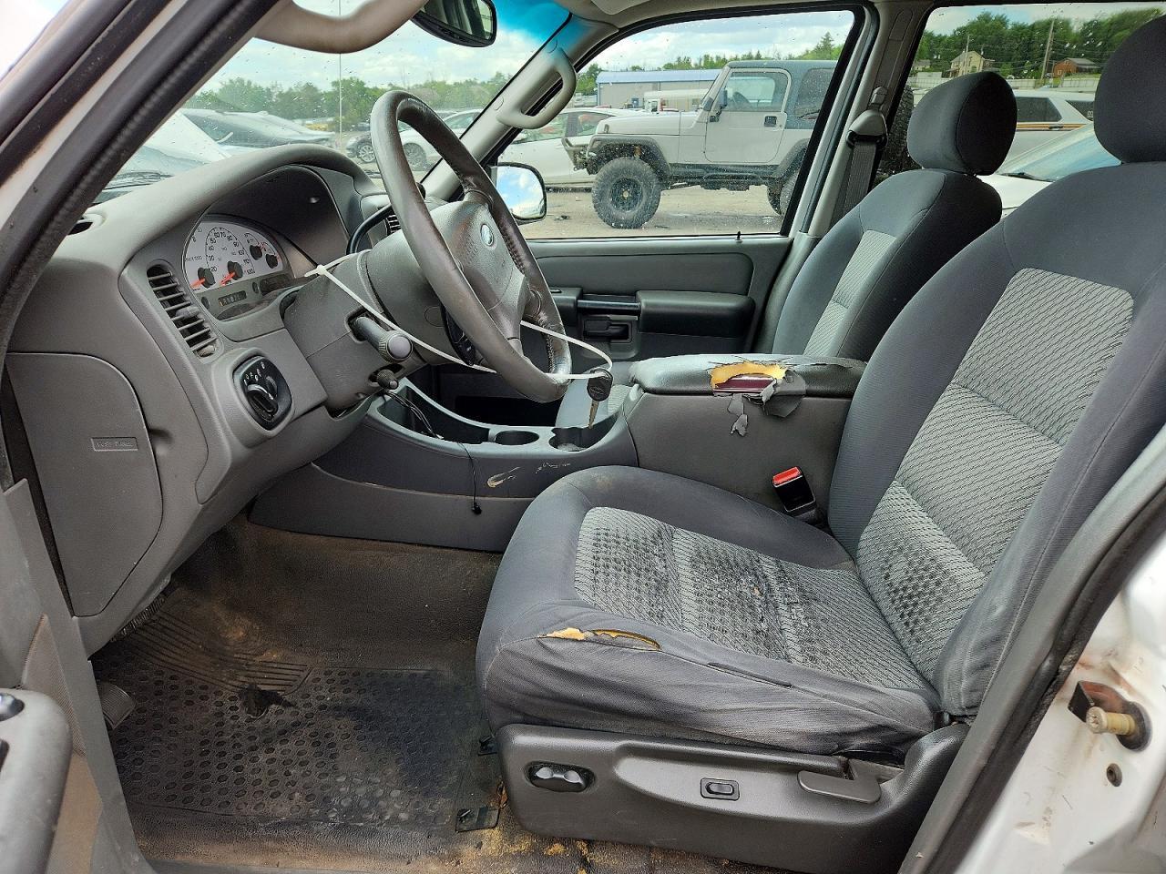 2004 Ford Explorer Sport Trac - Image 7