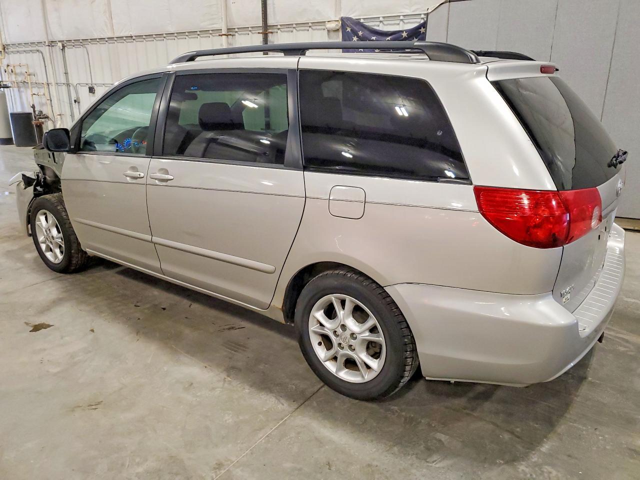 2008 Toyota Sienna Le 8-Passenger - Фото 2