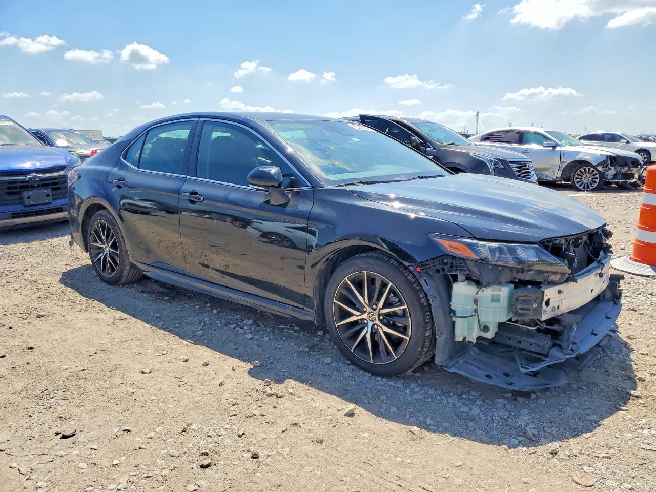 2022 Toyota Camry Se - Image 4