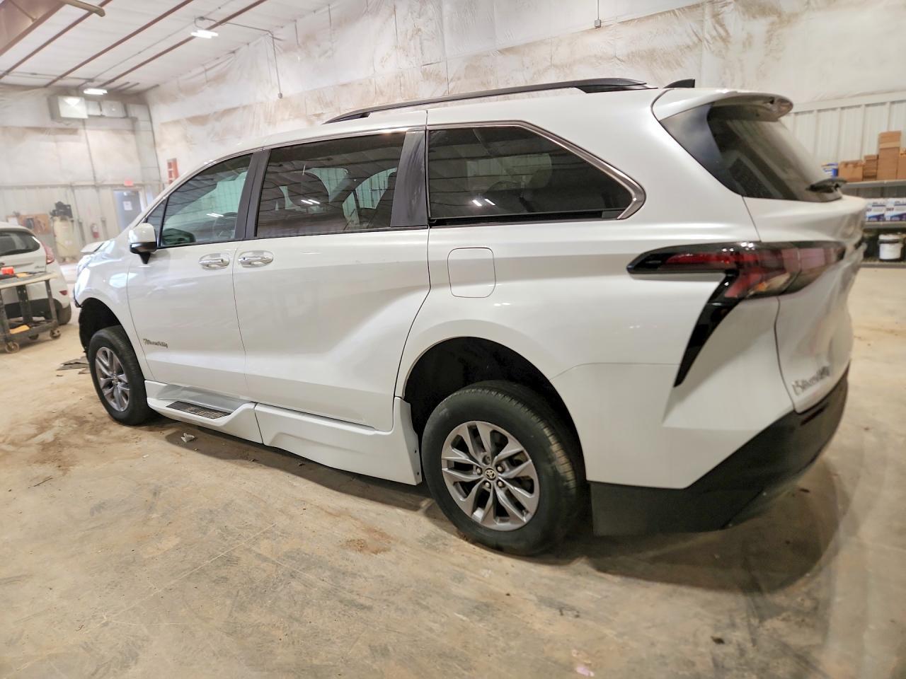 2023 Toyota Sienna Xle - Фото 2
