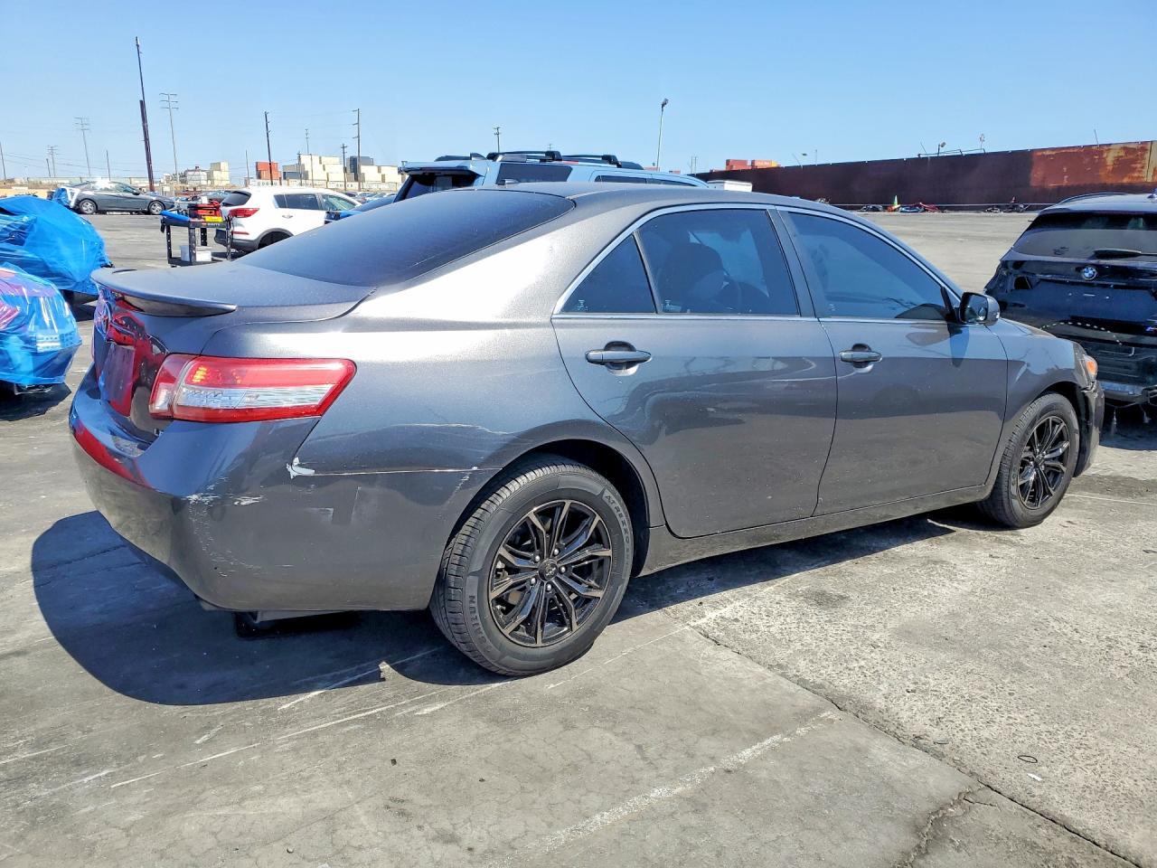 2011 Toyota Camry Le - Фото 3