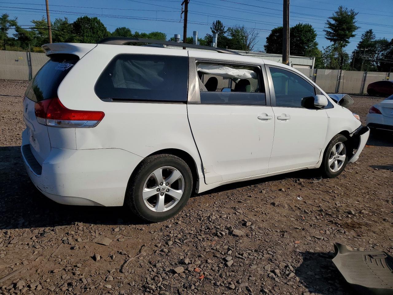 2011 Toyota Sienna Le - Фото 3