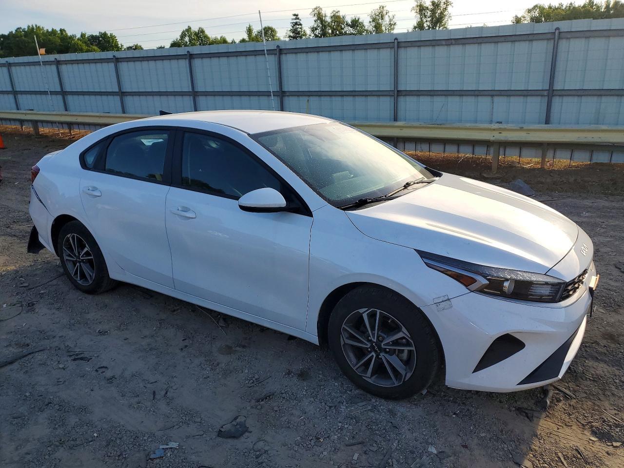 2022 Kia Forte Lxs - Image 4