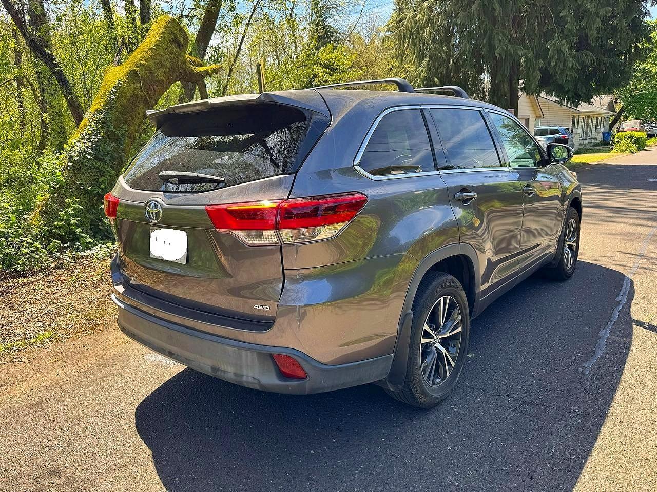 2017 Toyota Highlander Le - Image 4
