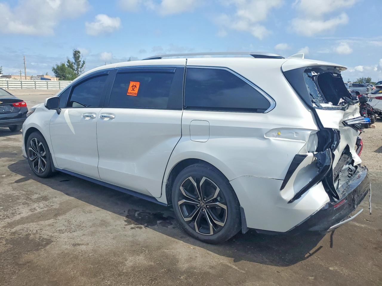 2025 Toyota Sienna Platinum 7-Passenger - Image 2