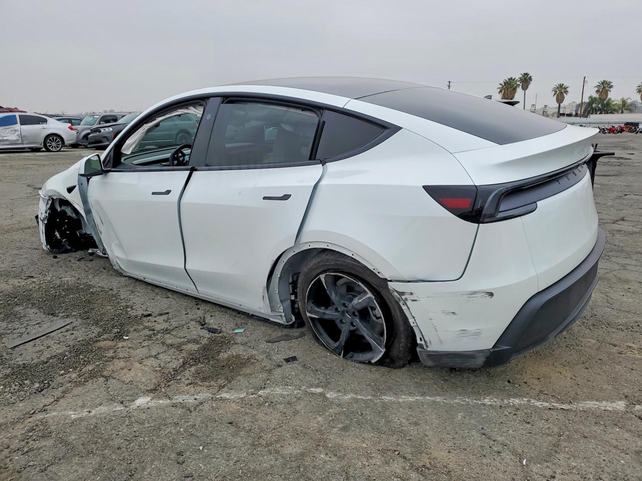 2026 Tesla Model Y - Фото 2