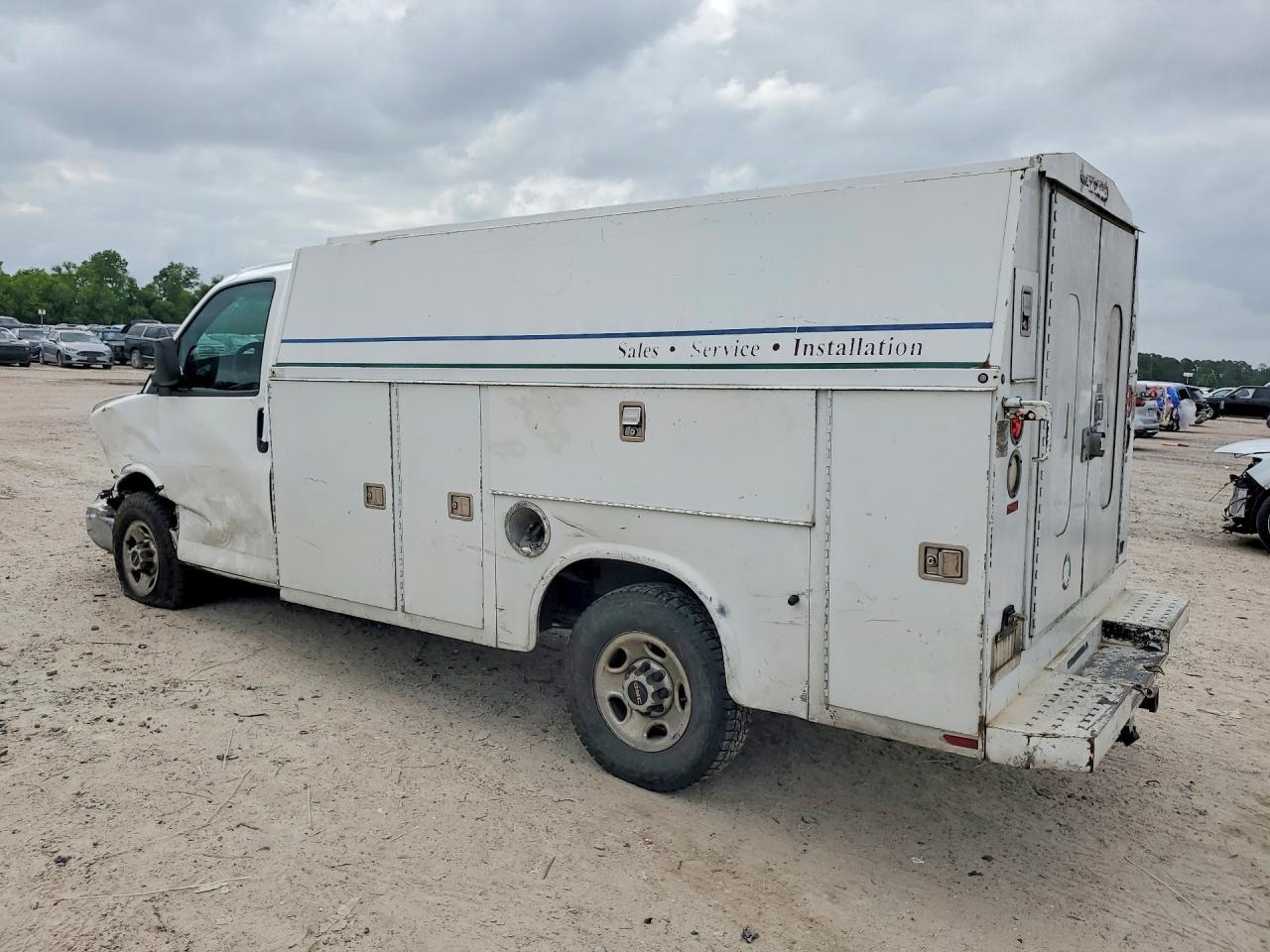 2011 GMC Savana Cutaway G3500 - Фото 2