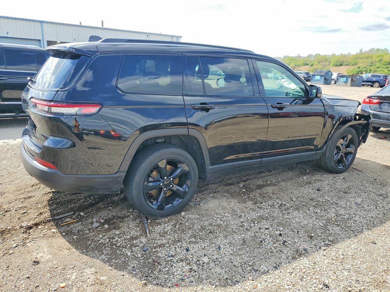 2025 Jeep Grand Cherokee L Laredo - Image 3