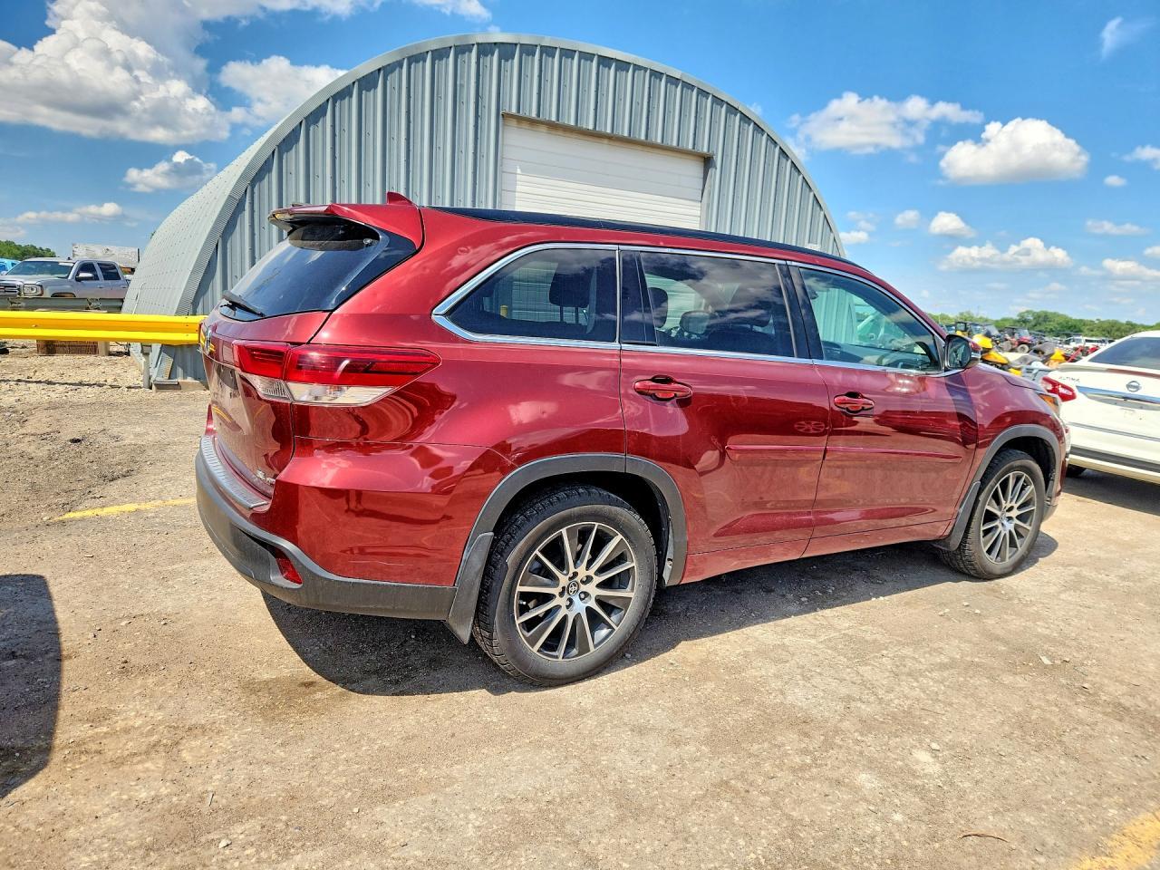 2017 Toyota Highlander Se - Фото 3
