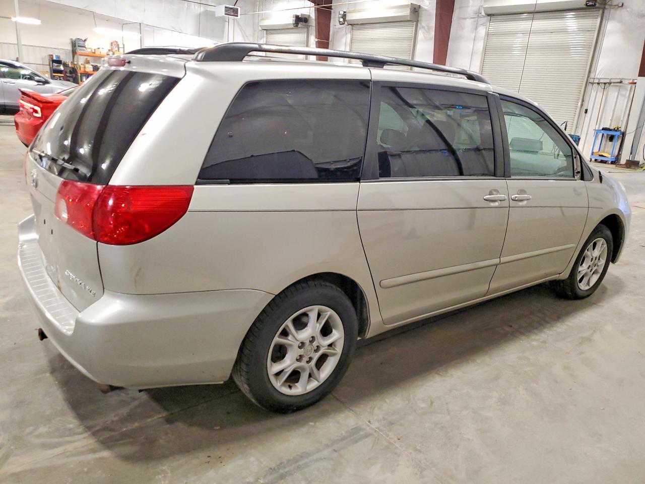 2008 Toyota Sienna Le 8-Passenger - Фото 3